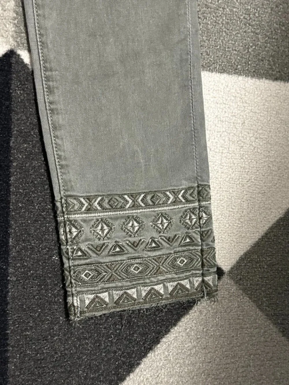 DRIFTWOOD Olive Aztec Embroidered Hem Skinny Ankle Jeans Women's Size 26 - Picture 6 of 11